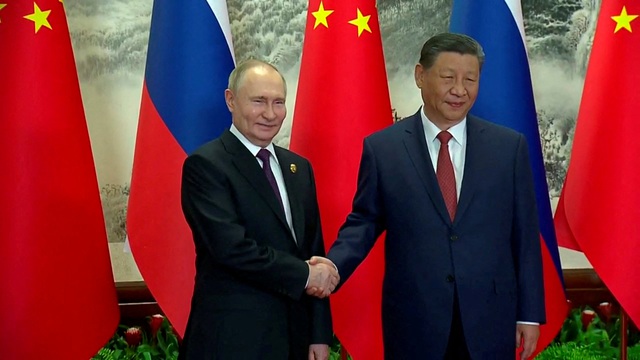 Chủ tịch nước Trung Quốc Tập Cận Bình (phải) bắt tay Tổng thống Nga Vladimir Putin tại Bắc Kinh (Trung Quốc) vào ngày 16.5.2024.