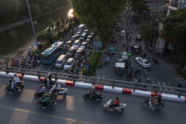 Với tổng chiều dài 3,8 km, đường Láng có điểm bắt đầu ở Ngã Tư Sở và kết thúc tại Ô Cầu Giấy. Hai điểm này đều có hai tuyến đường sắt Nhổn - Ga Hà Nội và Cát Linh - Hà Đông chạy qua