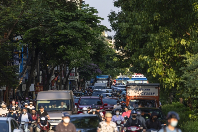 Đường Láng có 2 ngã tư chính, cắt với trục đường Nguyễn Chí Thanh - Trần Duy Hưng và Lê Văn Lương - Láng Hạ, đều được đầu tư cầu vượt cạn nhưng thường xuyên xảy ra ùn tắc vào giờ cao điểm. Trong ảnh, các phương tiện ùn ứ tại ngã tư Láng - Láng Hạ vào giờ cao điểm buổi chiều