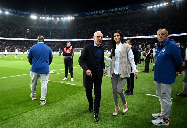 Ông Frank McCourt và vợ đến xem một trận bóng của Marseille với Paris Saint-Germain tại Paris hồi năm 2022