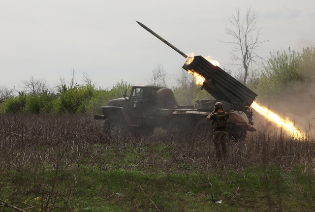 Hệ thống rốc két BM-21 Grad của Ukraine gần thành phố Kupiansk ở Kharkiv phóng về phía lực lượng Nga hồi tháng 4