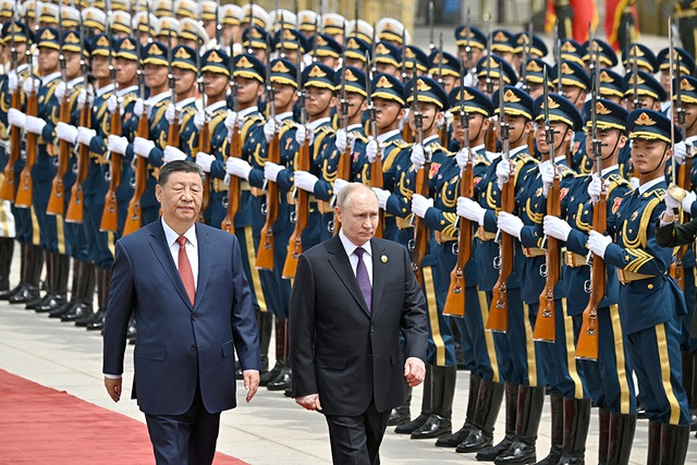 Chủ tịch nước Tập Cận Bình và Tổng thống Vladimir Putin duyệt đội danh dự tại Bắc Kinh ngày 16.5