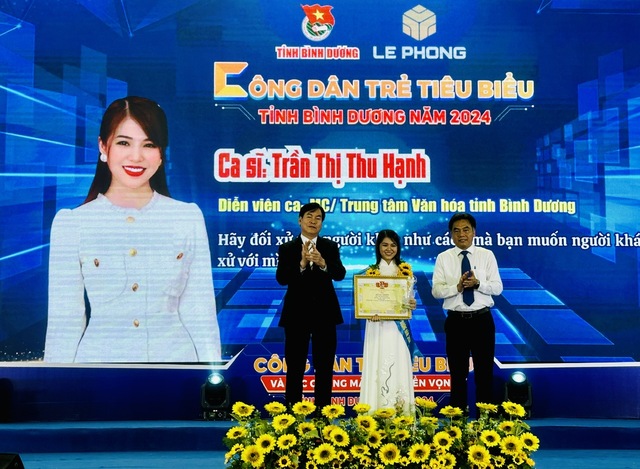 Ông Nguyễn Lộc Hà, Phó chủ tịch UBND tỉnh Bình Dương (bên phải) và lãnh đạo Tập đoàn Lê Phong trao phần thưởng tôn vinh các gương điển hình