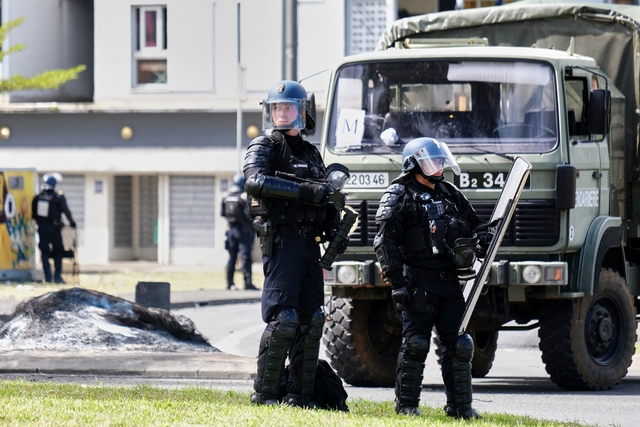 Cảnh sát canh gác sau cuộc bạo loạn ở New Caledonia ngày 14.5