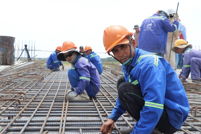 Công nhân thi công tại cầu Đà Rằng bắc qua sông Ba (Phú Yên), thuộc dự án cao tốc Bắc - Nam, đoạn Vân Phong - Chí Thạnh