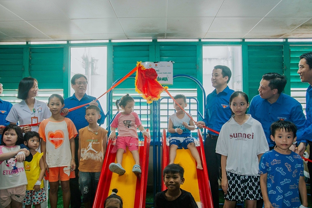 Anh Ngô Văn Cương khánh thành công trình “Sân chơi cho em” tại Bệnh viện Hữu nghị Việt Nam - Cuba Đồng Hới