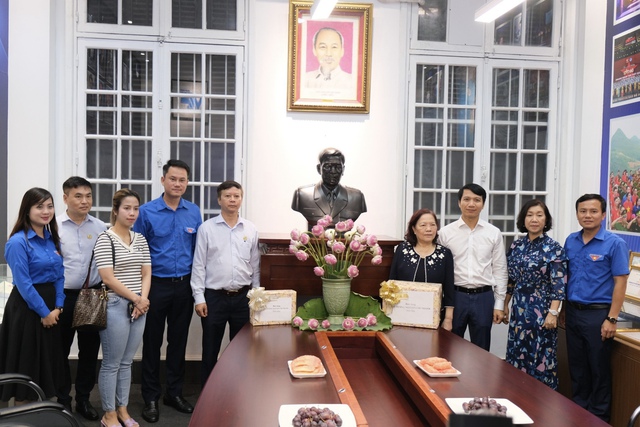 Bức tượng được trưng bày trang trọng tại Phòng truyền thống của T.Ư Hội Liên hiệp thanh niên Việt Nam