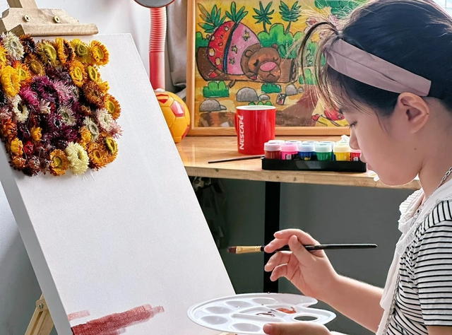 Con gái chị Mỹ sáng tạo vẽ tranh với hoa bất tử