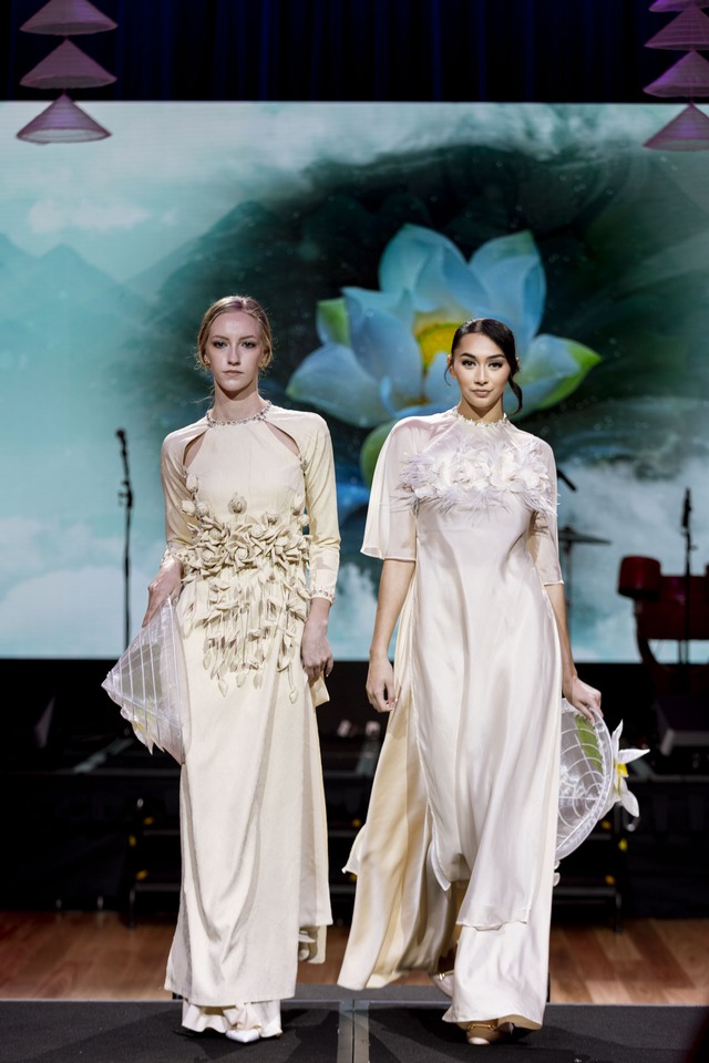 Các hoa hậu Việt – Úc trình diễn áo dài của nhà thiết kế Việt