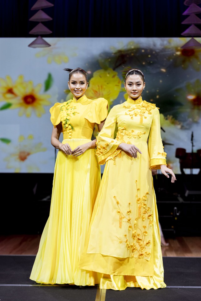 Thiết kế do Hoa hậu Ngọc Châu (trái) mặc được thiết kế dựa trên cảm hứng về loài hoa golden wattle (keo hoa vàng) được xem là quốc hoa của nước Úc