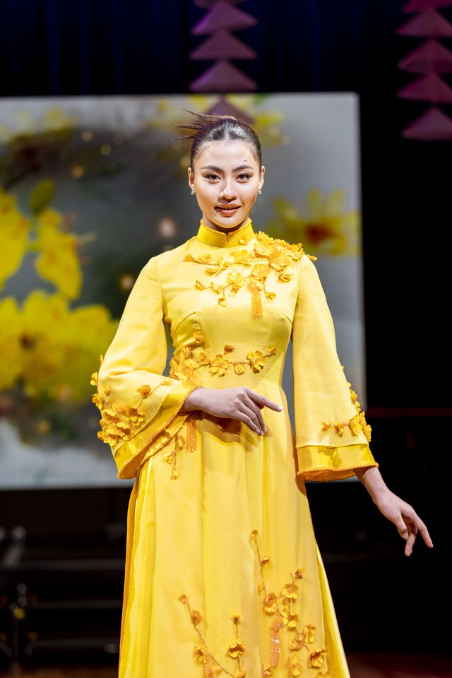 Thiết kế được Hoa hậu Xuân Hạnh dựa theo phom dáng truyền thống với cổ cao ba lớp, tay áo, vạt áo dài tha thướt