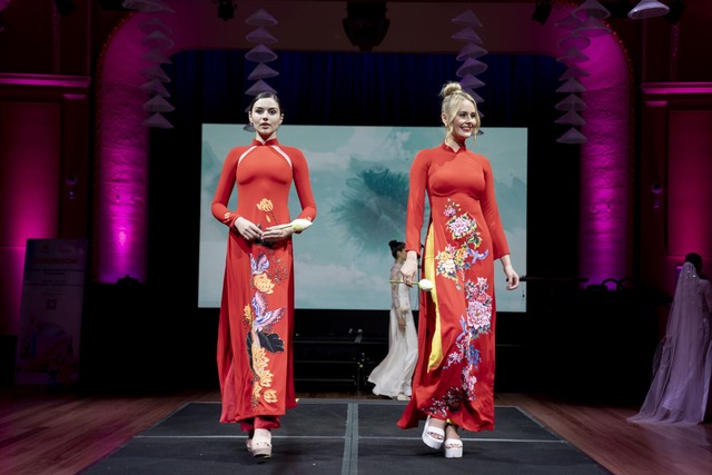 Áo dài sắc đỏ rực rỡ được trình diễn bởi các người mẫu chuyên nghiệp của Úc