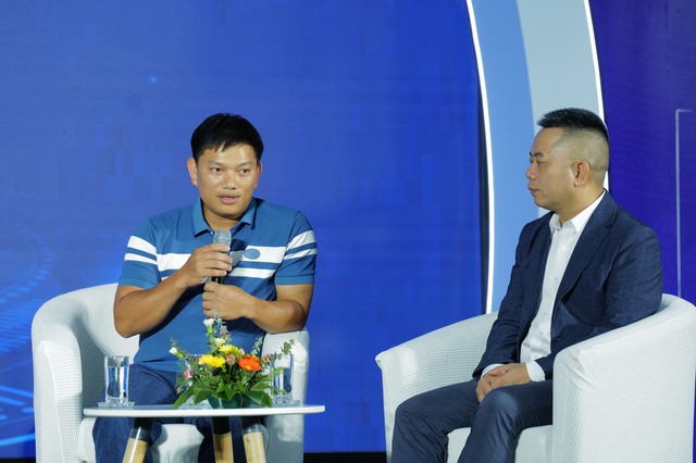 Ông Lương Văn Cường (ảnh trái), Giám đốc HTX Thanh niên Nam Đại Dương