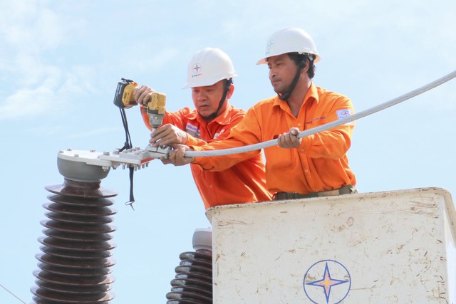 Công nhân điện lực xử lý sự cố điện lưới do quá tải vất vả làm việc dưới thời tiết nắng nóng gay gắt