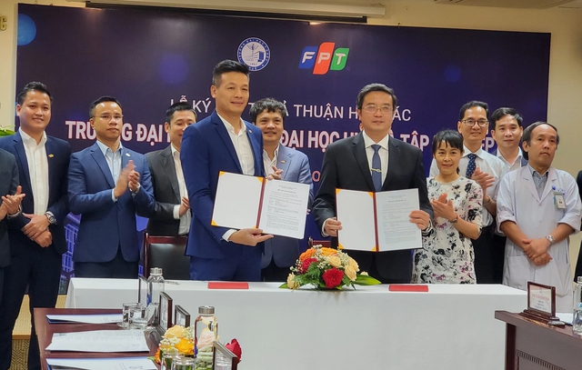 GS-TS Nguyễn Vũ Quốc Huy (hàng đầu, bên phải), Hiệu trưởng ĐH Y Dược - ĐH Huế, ký kết hợp tác với đại diện Tập đoàn FPT