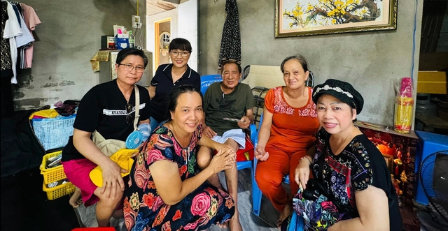 Ngoài bà Thảo, người phụ nữ tên Năm (áo cam) cũng hỗ trợ chăm sóc, nấu cơm cho nghệ sĩ Vũ Linh Vương