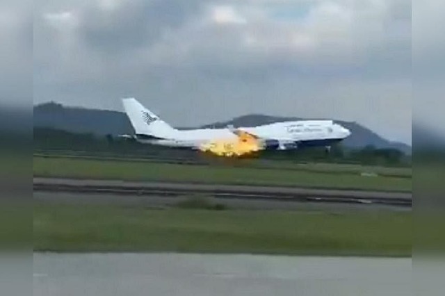 Máy bay chở 468 người hạ cánh khẩn cấp vì cháy động cơ- Ảnh 1.