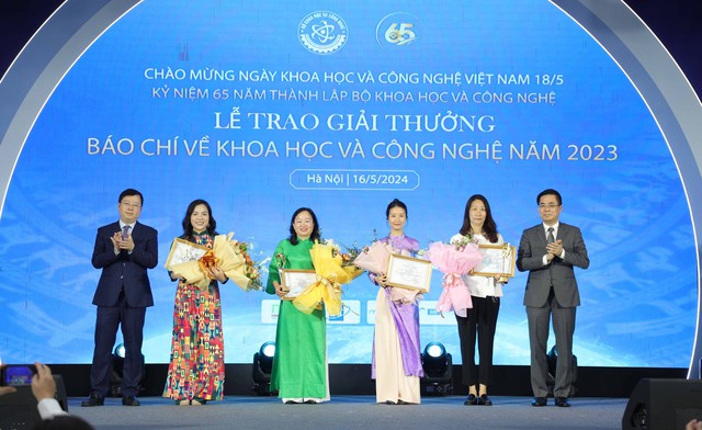 Thứ trưởng Bộ KH-CN Nguyễn Hoàng Giang (ngoài cùng bên phải), Thứ trưởng Bộ TT-TT Nguyễn Thanh Lâm (ngoài cùng bên trái) và đại diện tác giả 4 tác phẩm đoạt giải nhất
