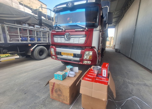 Các xe tải chở hàng hóa nước ngoài nghi là hàng nhập lậu được lực lượng phòng, chống buôn lậu tỉnh An Giang phát hiện vào sáng ngày 14.5 tại khu vực bến xe Châu Đốc