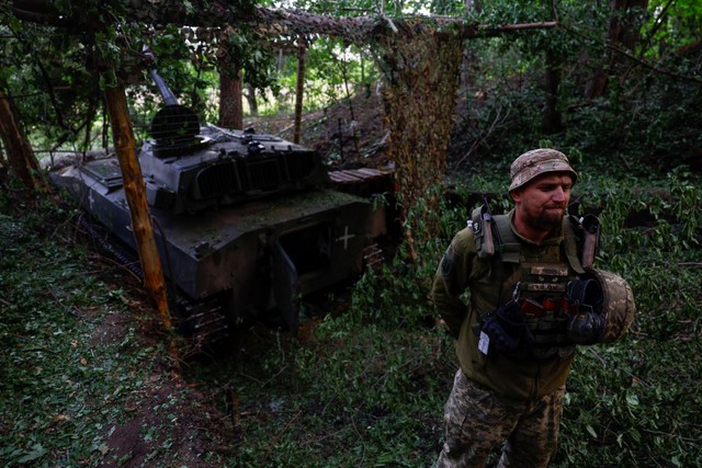 Một binh sĩ Ukraine che chắn pháo tự hành ở mặt trận Kharkiv hôm 16.5