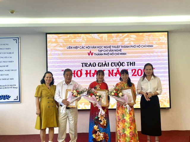 Chủ tịch Hội Nhà văn TP.HCM Trịnh Bích Ngân (bìa phải) và nhà văn Trầm Hương (bìa trái) trao giải tặng thưởng cho các tác giả TP.HCM