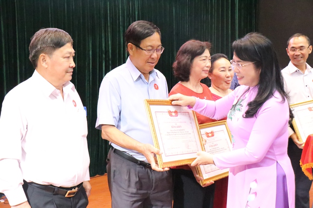 Bà Trần Kim Yến trao bằng khen cho các cá nhân tiêu biểu trong học tập và làm theo tư tưởng, đạo đức, phong cách Hồ Chí Minh