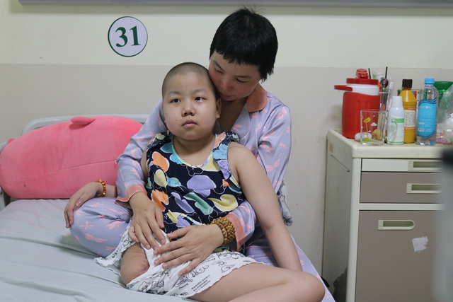 Em Phí Hồng Minh Trang có thời gian gần 600 ngày điều trị ung thư xương