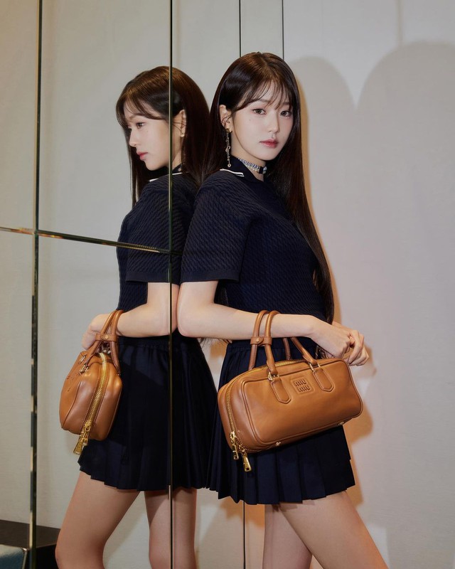 Hình ảnh của thành viên nhóm Ive gợi liên tưởng đến phong cách của các nữ sinh Hàn Quốc - những cô gái chuộng mặc chân váy ngắn kèm tất dài. Đây chính là bộ đôi hoàn hảo có tác dụng 