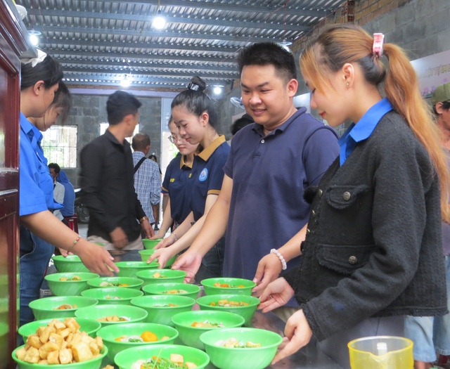 Lê Thoại Kỳ (thứ 2 từ phải sang) cùng các hội viên Đom Đóm Phú Yên phục vụ tại quán ăn miễn phí Tâm An