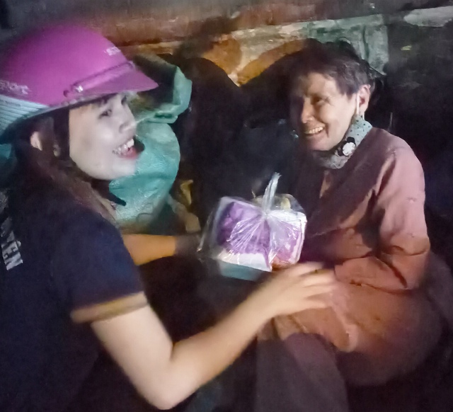 Nụ cười một cụ già mưu sinh trên phố với tình nguyện viên Đom Đóm Phú Yên, trong chương trình Đêm ấm tình người