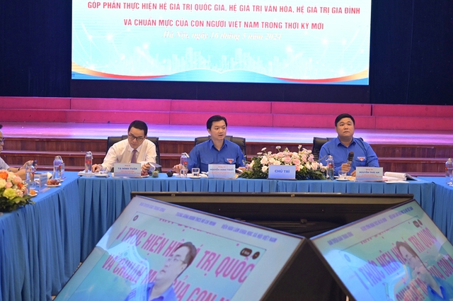 Từ trái qua: PGS-TS Tạ Minh Tuấn, anh Nguyễn Minh Triết, anh Nguyễn Thái An chủ trì hội thảo