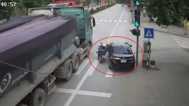 Phẫn nộ tài xế lái ô tô vượt ẩu, gây tai nạn rồi… bỏ chạy- Ảnh 1. Tình huống tài xế bất chấp luật, cố lái ô tô vượt ẩu gây tai nạn, sau đó nhấn ga bỏ chạy