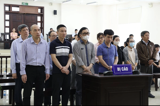 Cựu Bộ trưởng Nguyễn Thanh Long cùng các bị cáo tại tòa