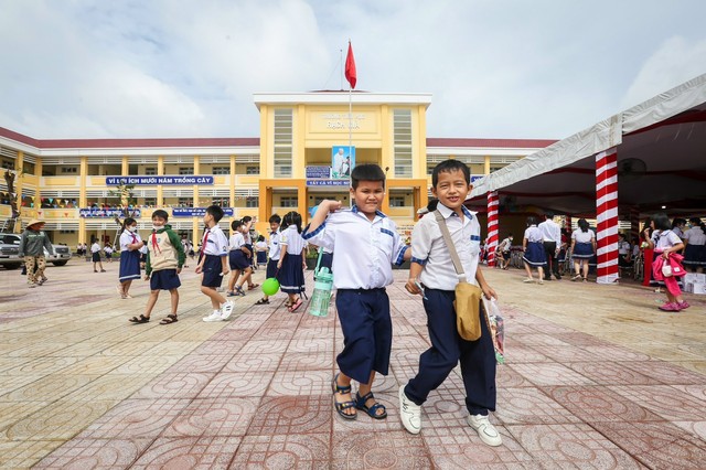 Học sinh trong ngôi trường mới khánh thành tại H.Bình Chánh (TP.HCM) ngày khai giảng năm học 2023-2024