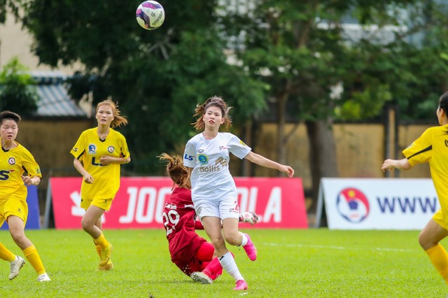 CLB Phong Phú Hà Nam (áo trắng) thắng trận thứ 2 liên tiếp