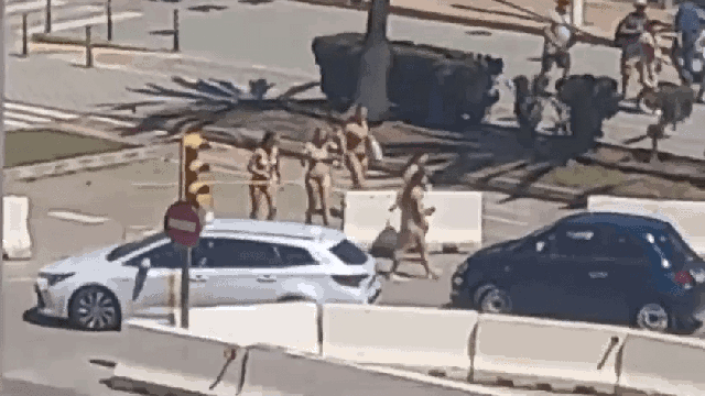 5 nữ du khách khỏa thân thản nhiên băng qua đường