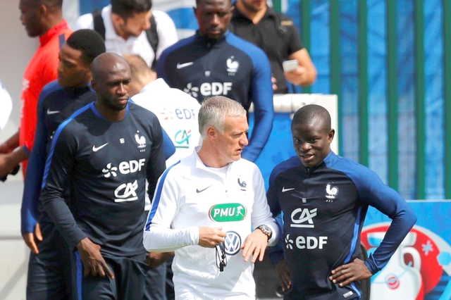 Tiền vệ N’Golo Kante (phải) được HLV Didier Deschamps gọi lại đội tuyển Pháp sau 2 năm vắng bóng