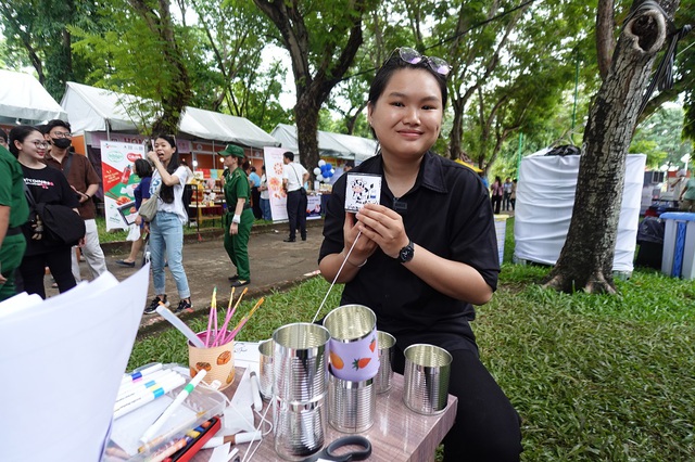 Giới trẻ thích thú ăn bánh mì kẹp kem, chấm sữa ở lễ hội bánh mì- Ảnh 4.