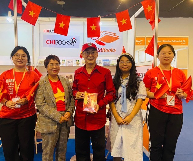 Bà Nguyễn Lệ Chi (thứ 2 từ trái sang) tặng sách cho nghệ sĩ Lục Tiểu Linh Đồng (giữa) tại Hội sách quốc tế Bắc Kinh vào năm 2023