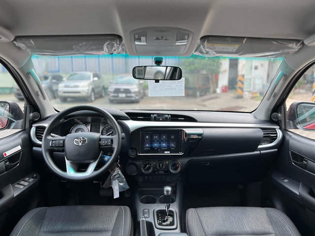 Nội thất Toyota Hilux 2024 bản tiêu chuẩn số tự động trang bị ít tính năng hơn so với Ford Ranger bản XLS