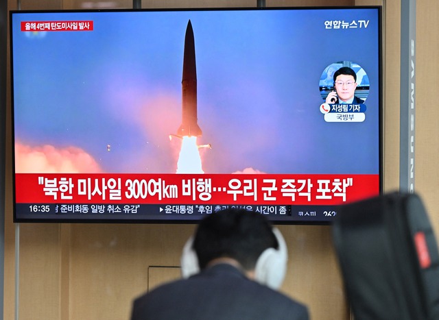 TV tại Seoul, Hàn Quốc chiếu tin về vụ phóng tên lửa của Triều Tiên ngày 22.4