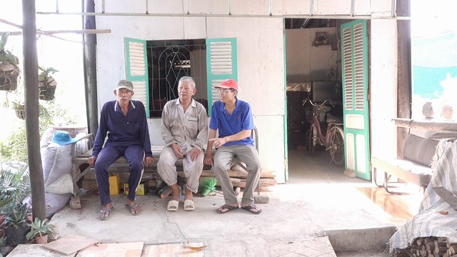 Từ phải qua: Ông Phạm Văn Dư (Phó chủ tịch Hội Chữ thập đỏ Q.Bình Thủy), ông Tư Tài và ông Sáu Ấm, đến thăm nhà của con gái ông Sáu Ấm. Ngôi nhà được nhóm thiện nguyện của các lão nông xây tặng