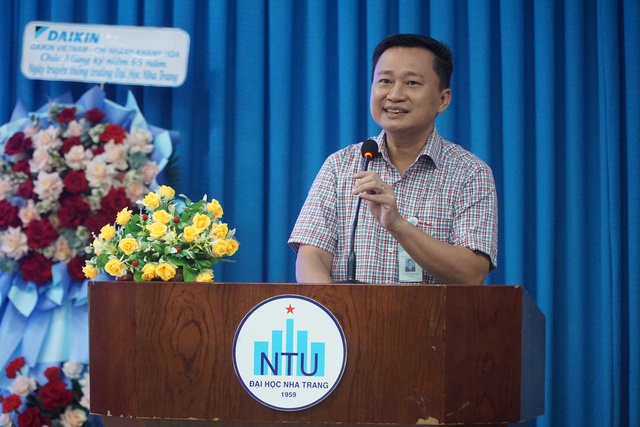 Tiến sĩ Quách Hoài Nam, Phó hiệu trưởng Trường ĐH Nha Trang, phát biểu khai mạc ngày hội STEM 2024