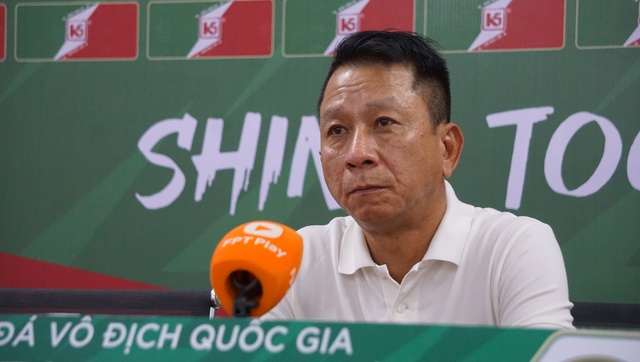 HLV Văn Sỹ Sơn trả lời báo chí sau trận đấu