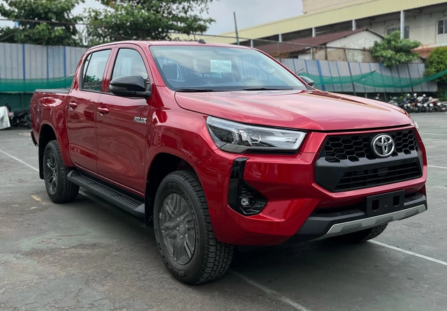 Toyota Hilux 2024 bản tiêu chuẩn 2.4 4x2 AT số tự động giá 706 triệu đồng tại Việt Nam