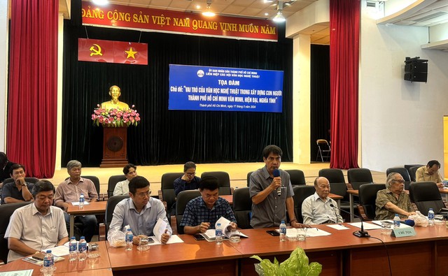 Chủ tịch Liên hiệp các Hội VHNT TP.HCM Nguyễn Trường Lưu phát biểu khai mạc