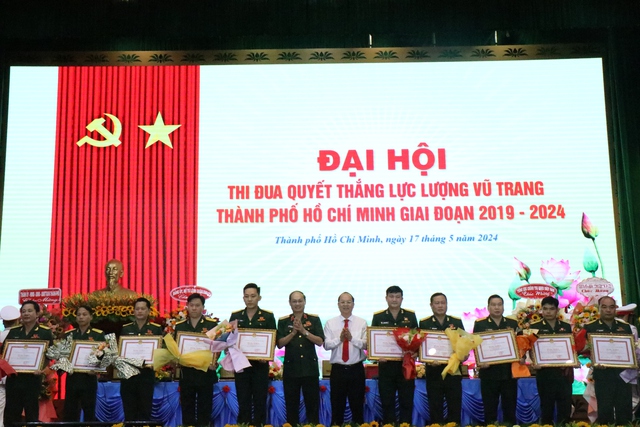 Ông Nguyễn Hồ Hải (áo trắng, đứng giữa), Phó bí thư Thường trực Thành ủy TP.HCM tặng hoa và bằng khen cho các cá nhân, tập thể tại đại hội