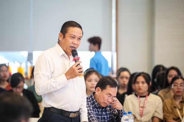 Ông Trần Văn Linh - Trưởng phòng Quản lý du lịch Sở Du lịch tỉnh Kiên Giang - tại hội thảo sáng 17.5