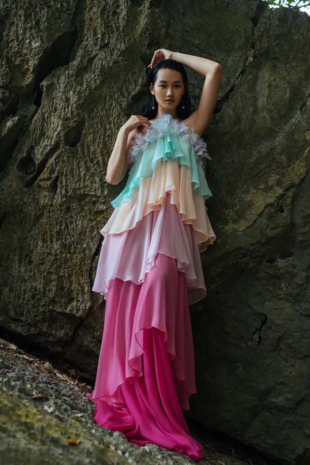 Vải chiffon, tơ hoặc organza đầy màu sắc chính là bức phông nền hoàn hảo cho những mẫu váy dài mùa này. Thiết kế của nhà mốt Valeciani khéo tạo ra một 