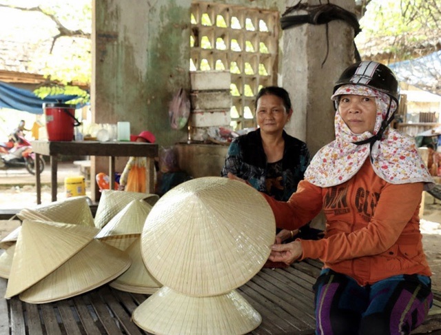 Vẫn còn bán nón lá dù đầu thì đội mũ bảo hiểm